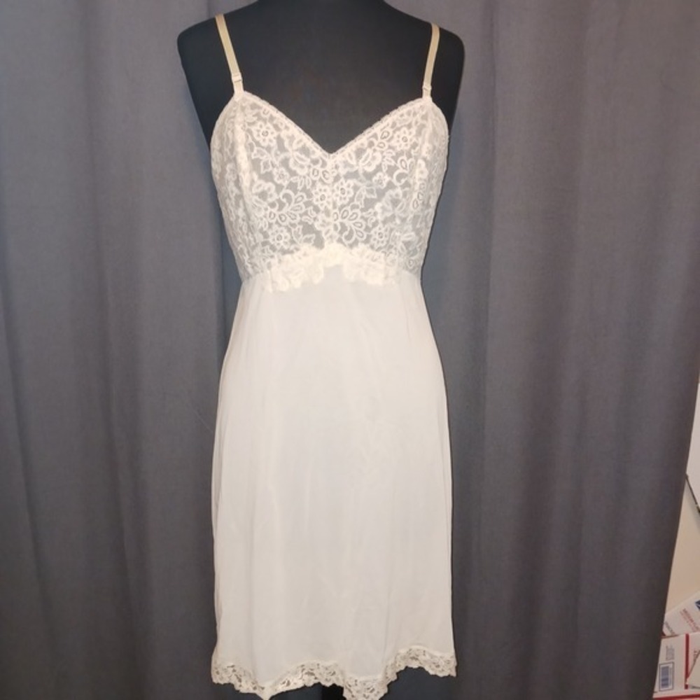 Vintage‎ Cream Lace Trim Full Slip Adjustable Straps Sweetheart Neckline M
